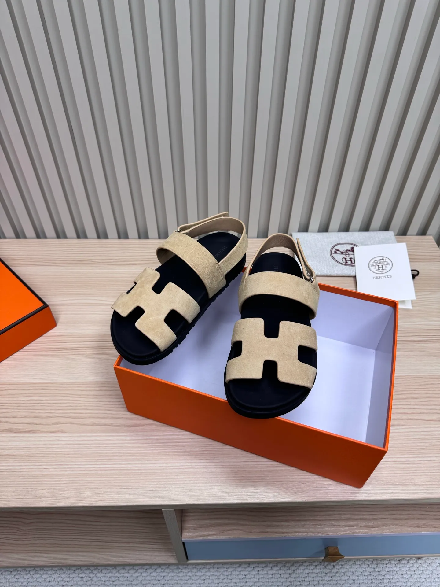👟👟Ex-factory price 502👟👟Hermes🐎The extremely popular couple’s second uncle slippers/golden sandals and slippers, paired with various colorful socks, are so trendy!  ———————— Upper: imported cowhide/sheep leather/cloth/palmprint leather lining: imported cowhide/sheepskin outsole: Tpu non-slip and wear-resistant outsole Female size: 35-42 (40.41.42 non-returnable and non-exchangeable) Male code: 39-45 (45 non-returnable and non-exchangeable)